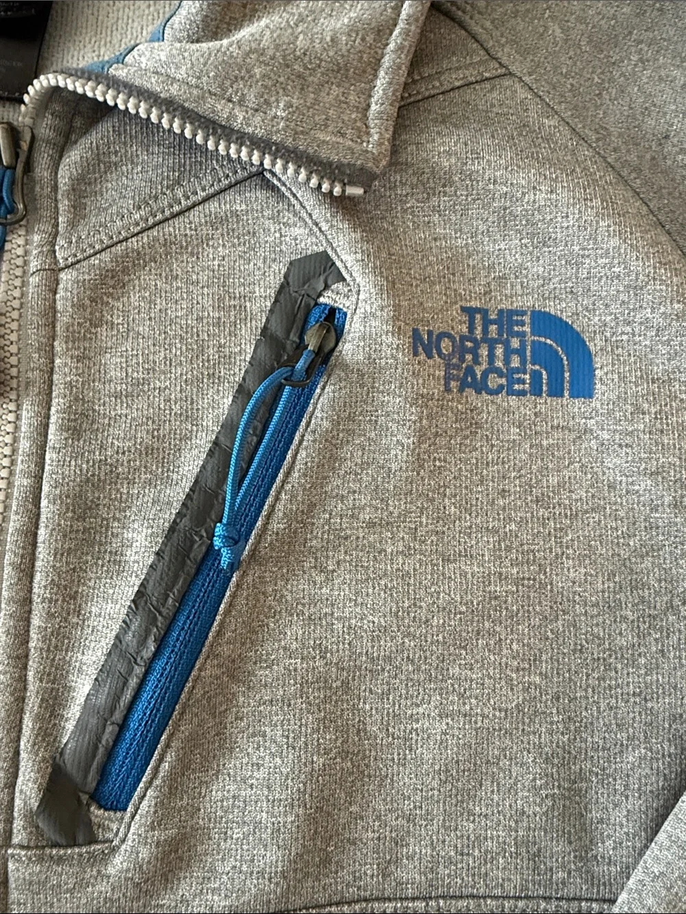 The North Face Men's Light Gray Half-Zip Sweater with Blue Accents